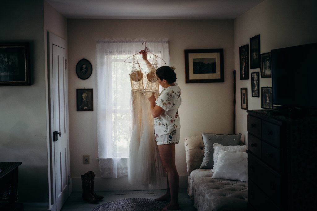 bride getting ready at her catskill wedding