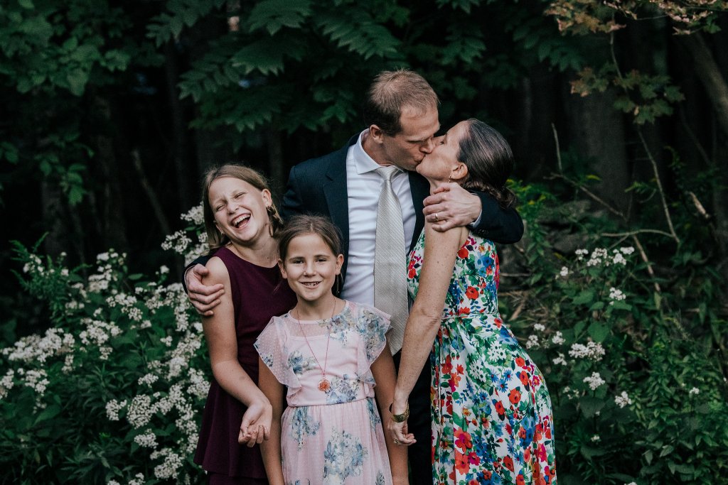 guests kiss at a catskill wedding
