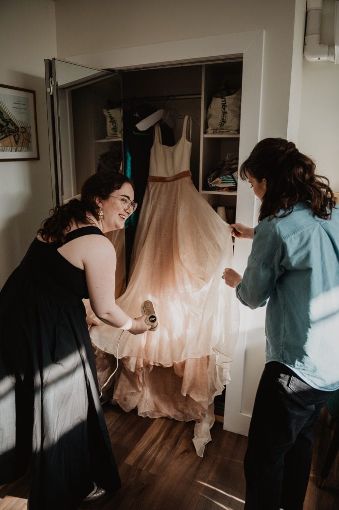 Getting ready for a picnic house wedding